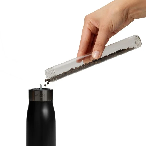 מטחנת לטיטיוד לפלפל  Chef'n - latitude inuse