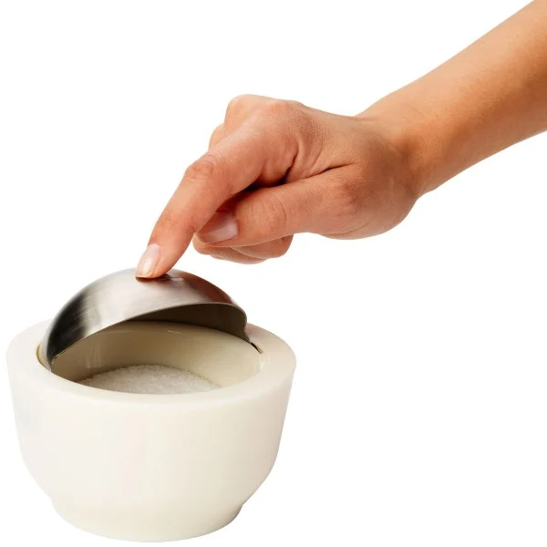 Dash מיכל למלח Chef'n - saltcellar inuse main