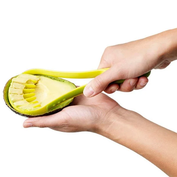 Flexicado קולפן ופורס אבוקדו Chef'n - flexicado inuse3 main