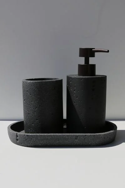 דיספנסר לסבון נוזלי Lyon – טרוורטין שחור Essentials - 8bb4243a12350efb2760c55258e2ae1f