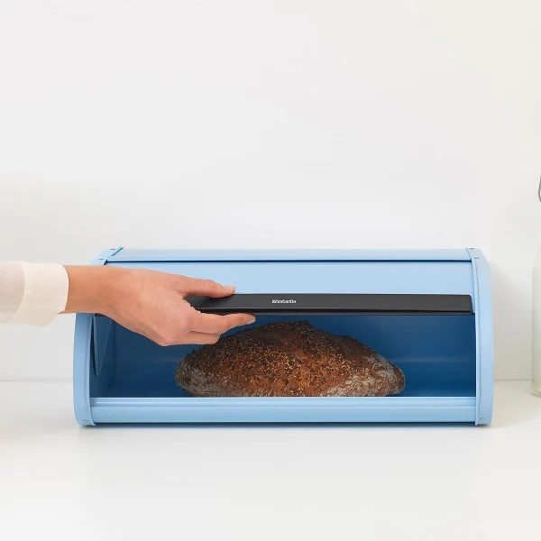 קופסת לחם גדולה – מכסה מתגלגל Brabantia - brabantia roll top bread bin dreamy blue inuse y