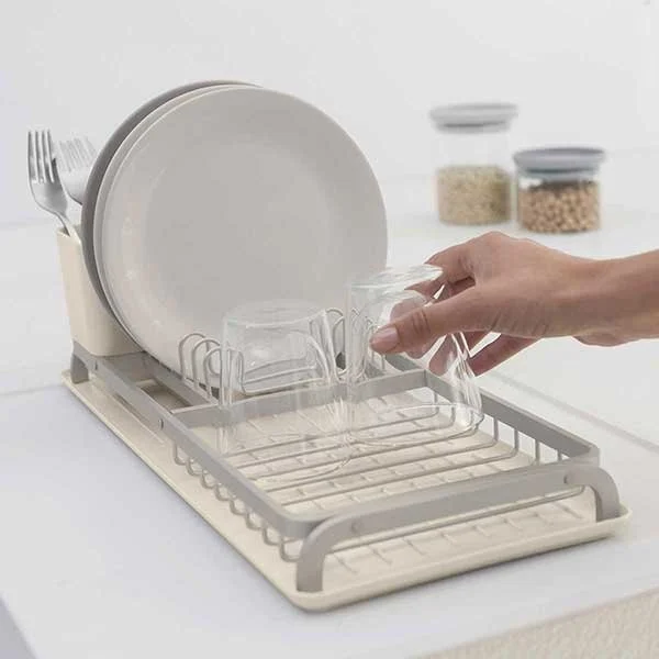 מתקן לייבוש כלים קטן – בז׳ עדין - brabantia sinkside compact dish drying rack soft beige y