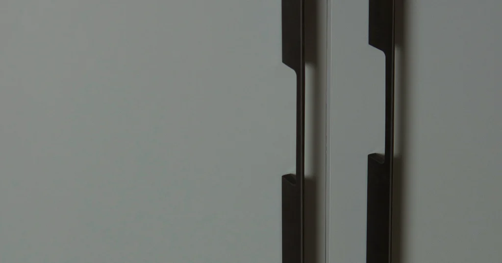 ידית בעיצוב חדשני אולטרה מודרני 0444L - peak black long wardrobe