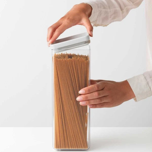 סט 3 מיכלי אחסון פלסטיק שקוף 2.5 ליטר Brabantia – ללא BPA - square canister 5l tasty light grey brabantia in use y