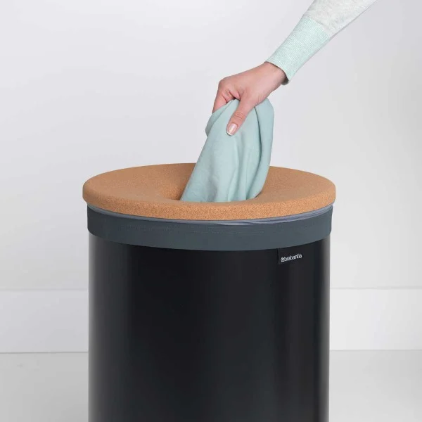 סל כביסה 60 ליטר Brabantia - y brabantia laundry bin 60l matt black cork lid inuse