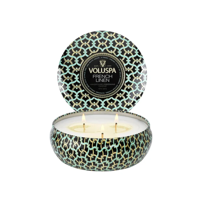 נר ריחני בקופסת פח עם 3 פתילים – VOLUSPA - 50f7eab7b639c6a0f62e18c9940cf4ef